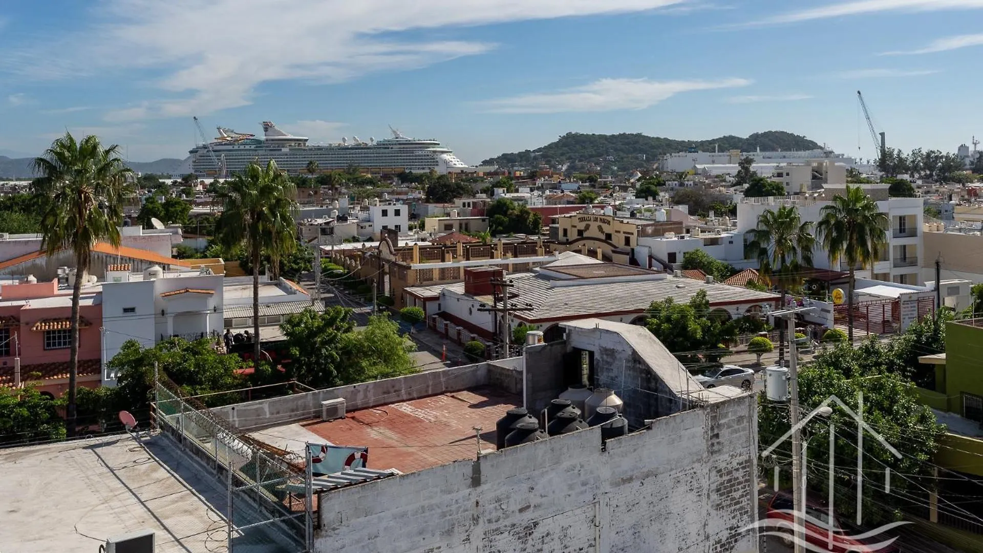 New & Modern, 5 Star Area, Walk 2 Beach, Pool, Views, King Bed Mazatlan Daire