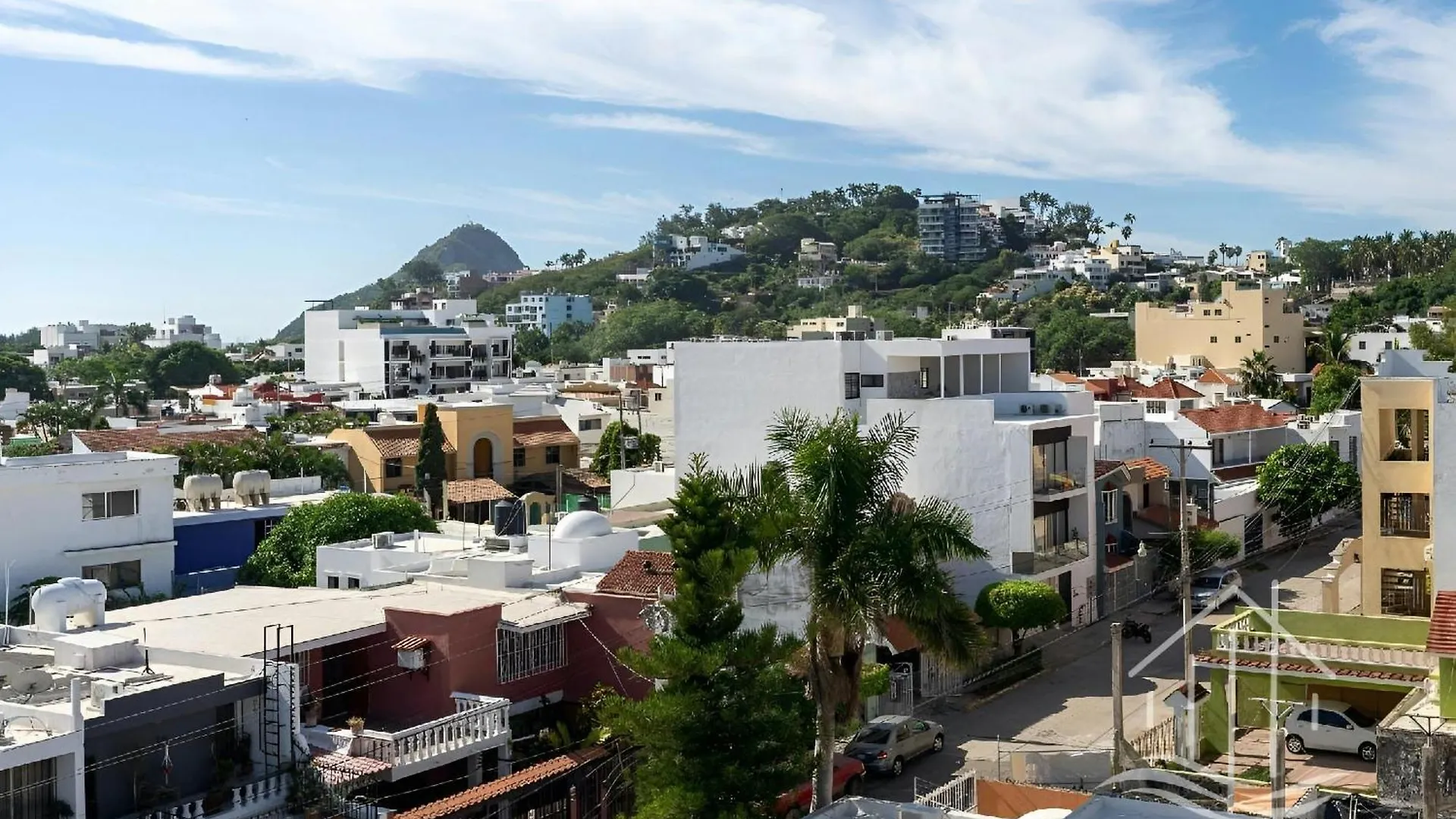 Luxe Modern-5 Star Area-Walk 2 Beach-Pool-Bbq-View-King Bed Mazatlan Apartment