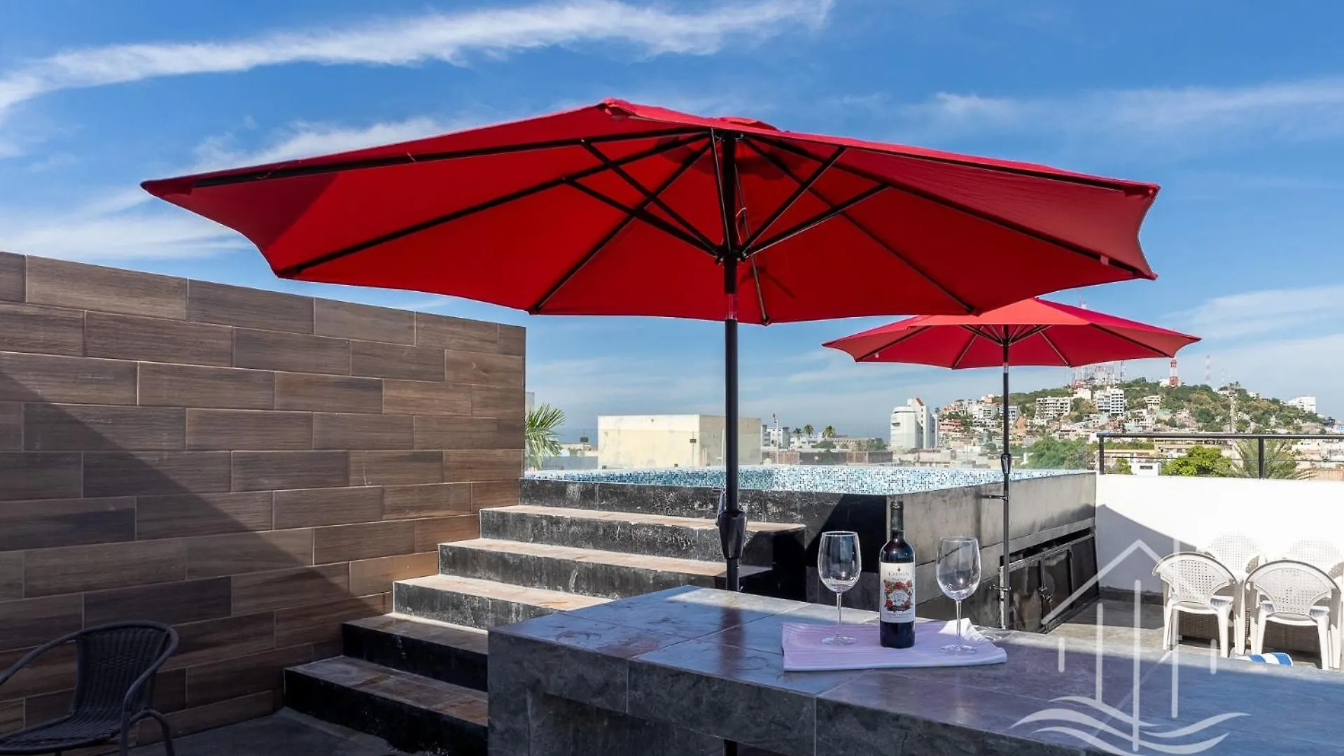 New & Modern, 5 Star Area, Walk 2 Beach, Pool, Views, King Bed Mazatlán