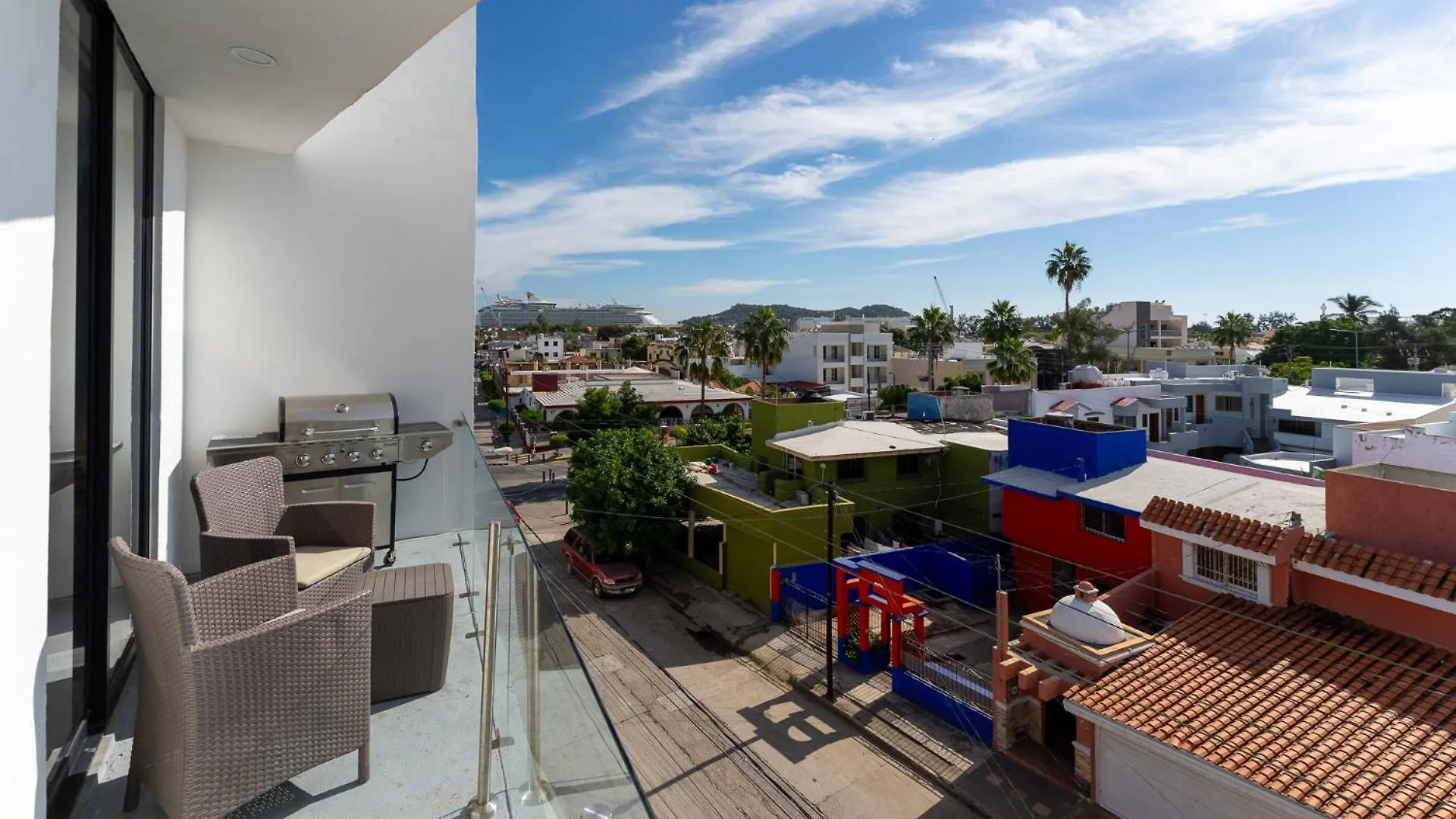New & Modern, 5 Star Area, Walk 2 Beach, Pool, Views, King Bed Mazatlán México